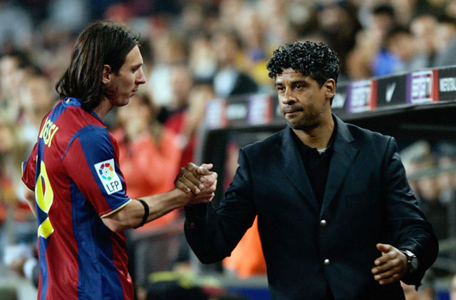 Rijkaard sau đó đã khẳng định mình là một huyền thoại tại Blaugrana Rijkaard sau đó đã khẳng định mình là một huyền thoại tại Blaugrana
