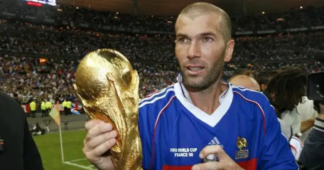 Zinedine Zidane là một cầu thủ bóng đá số 1 tại Pháp Zinedine Zidane là một cầu thủ bóng đá số 1 tại Pháp