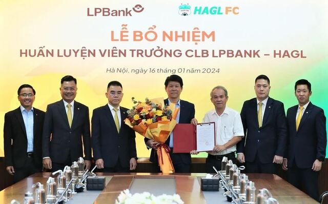 Vũ Tiến Thành là HLV Hoàng Anh Gia Lai được thay đổi sau khi chia tay HLV Kiatisak Vũ Tiến Thành là HLV Hoàng Anh Gia Lai được thay đổi sau khi chia tay HLV Kiatisak