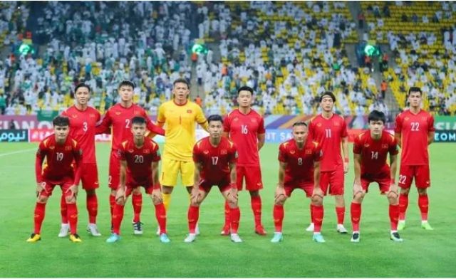 Số lượng cầu thủ trong luật 11 mới nhất bóng đá gồm có 11 người