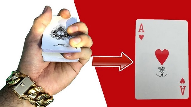 Xếp bài đẹp ở giữa để khi chia bài dễ dàng có được quân bài như ý