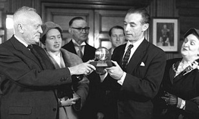 Giải thưởng quả bóng vàng thế giới được France Football khởi xướng lần đầu vào năm 1956 Giải thưởng quả bóng vàng thế giới được France Football khởi xướng lần đầu vào năm 1956