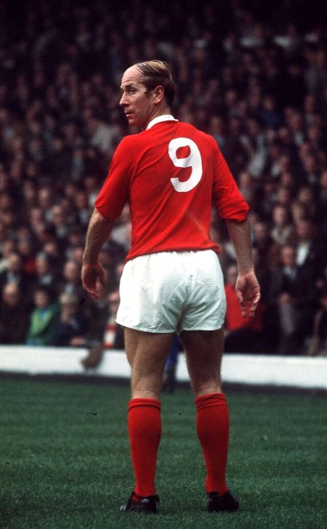 Bobby Charlton trở thành biểu tượng bóng đá Anh, vô địch World Cup 1966 và góp công lớn đưa Manchester United lên đỉnh châu Âu. Bobby Charlton trở thành biểu tượng bóng đá Anh, vô địch World Cup 1966 và góp công lớn đưa Manchester United lên đỉnh châu Âu.