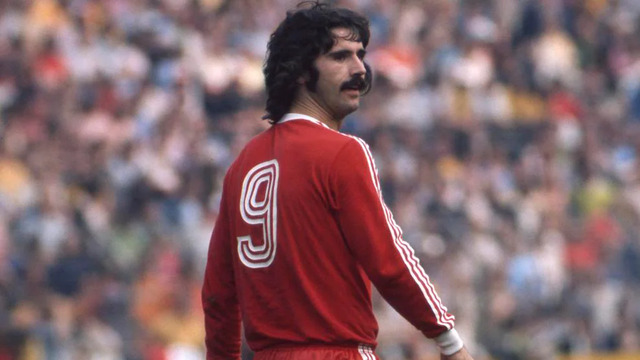 Gerd Müller sở hữu hiệu suất ghi bàn phi thường, đoạt Quả bóng vàng 1970 và phá vỡ mọi giới hạn săn bàn. Gerd Müller sở hữu hiệu suất ghi bàn phi thường, đoạt Quả bóng vàng 1970 và phá vỡ mọi giới hạn săn bàn.