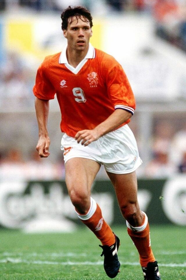 Marco van Basten chinh phục thế giới bằng sự tinh tế, ba Quả bóng vàng và khoảnh khắc vô lê kinh điển tại Euro 1988. Marco van Basten chinh phục thế giới bằng sự tinh tế, ba Quả bóng vàng và khoảnh khắc vô lê kinh điển tại Euro 1988.