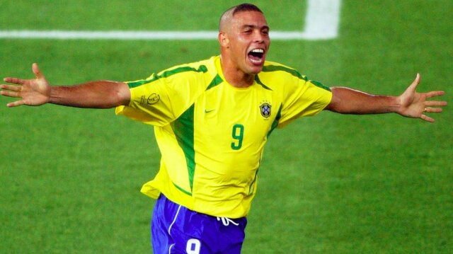 Ronaldo Nazário được xem là tiền đạo vĩ đại nhất lịch sử, thay đổi khái niệm số 9 bằng tốc độ, kỹ thuật và hai World Cup. Ronaldo Nazário được xem là tiền đạo vĩ đại nhất lịch sử, thay đổi khái niệm số 9 bằng tốc độ, kỹ thuật và hai World Cup.