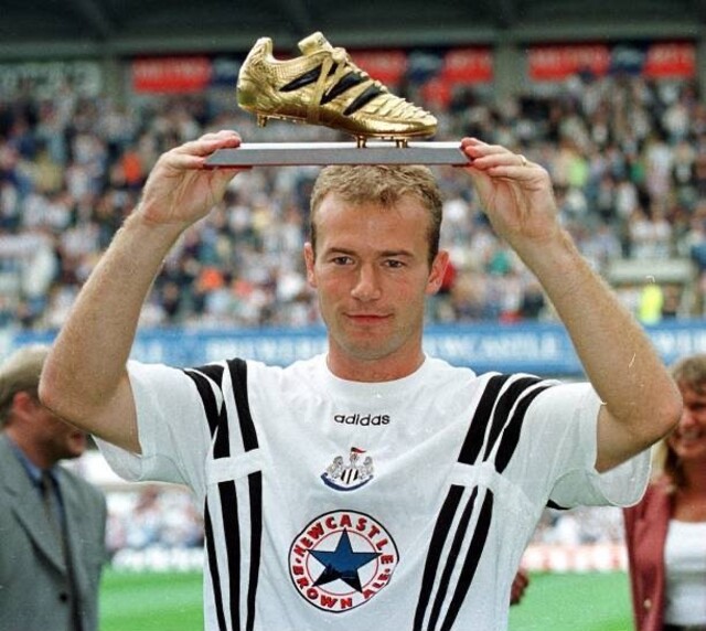 Alan Shearer, cầu thủ ghi bàn nhiều nhất mọi thời đại của Premier League với 260 bàn thắng, đã giành giải Vua phá lưới ba lần liên tiếp vào giữa những năm 1990