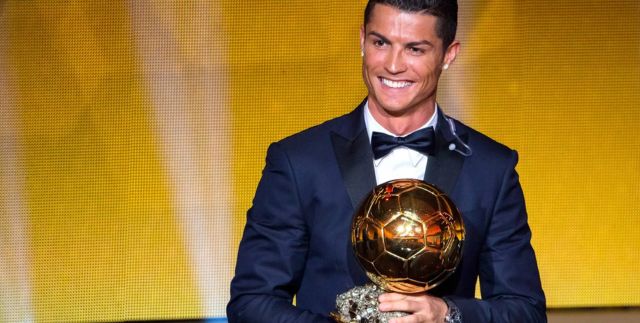 Quả bóng vàng đầu tiên mà Ronaldo nhận được vào năm 2008 Quả bóng vàng đầu tiên mà Ronaldo nhận được vào năm 2008