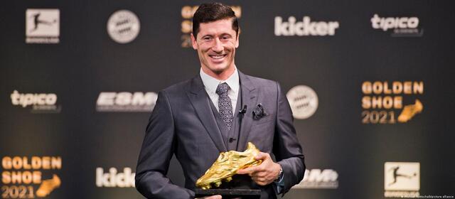 Robert Lewandowski với 10 Chiếc giày vàng Robert Lewandowski với 10 Chiếc giày vàng