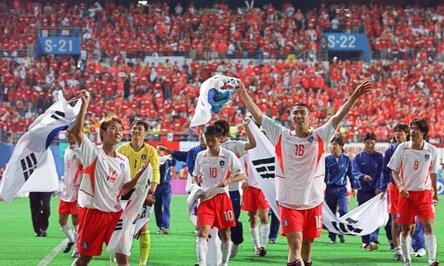 World Cup 2002 được đăng cai bởi Hàn Quốc và Nhật Bản