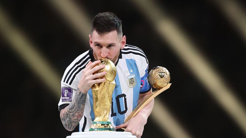 Giải mã cúp vàng FIFA nặng bao nhiêu kg